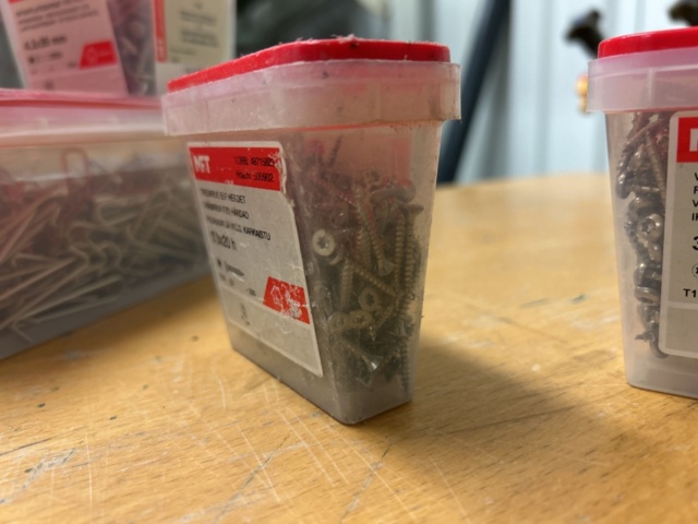 1378256-54 Blandat parti skruv och infästningsmaterial