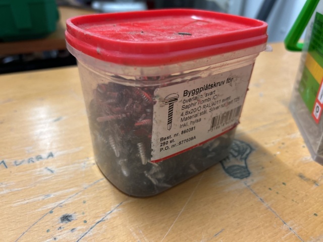 1378256-57 Blandat parti skruv och infästningsmaterial