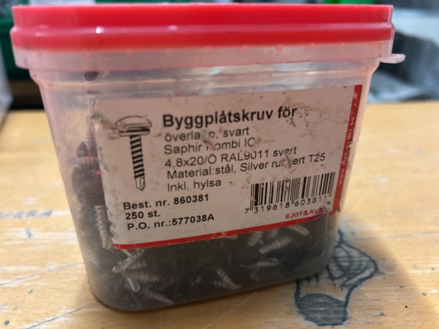 1378256-56 Blandat parti skruv och infästningsmaterial