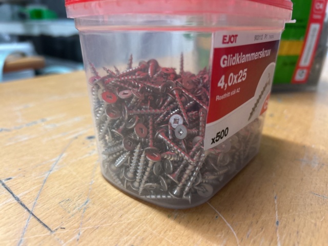 1378256-62 Blandat parti skruv och infästningsmaterial