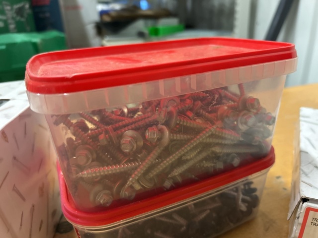 1378256-64 Blandat parti skruv och infästningsmaterial