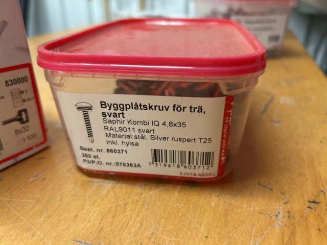 1378256-68 Blandat parti skruv och infästningsmaterial