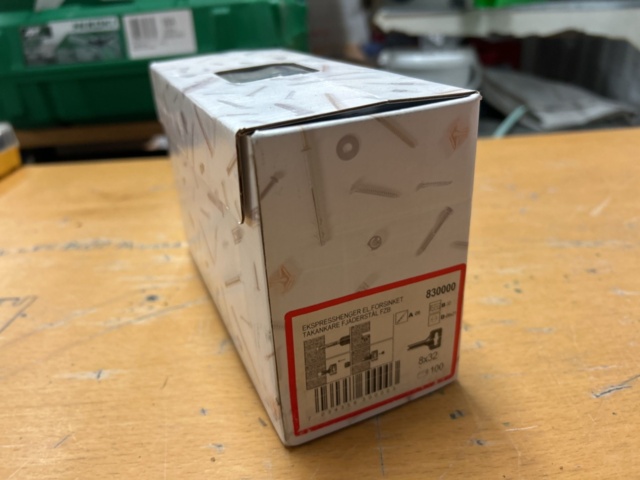 1378256-69 Blandat parti skruv och infästningsmaterial