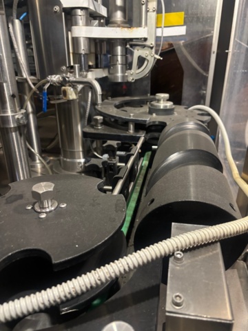 1373447-37 Fyllnings- och kapsyleringsmaskin – IC Filling Systems XP9ISO9HDC