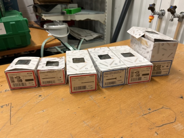 1378256-74 Blandat parti skruv och infästningsmaterial