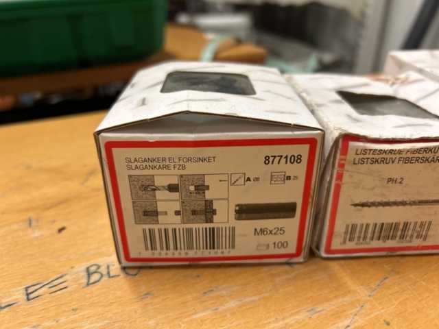 1378256-75 Blandat parti skruv och infästningsmaterial