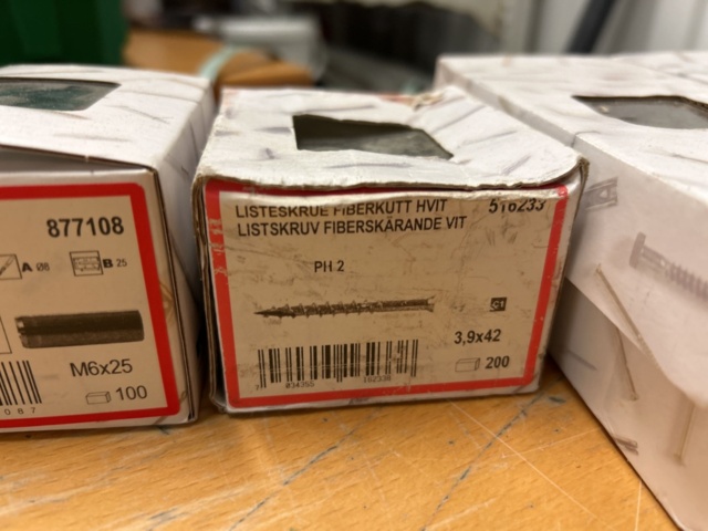 1378256-76 Blandat parti skruv och infästningsmaterial