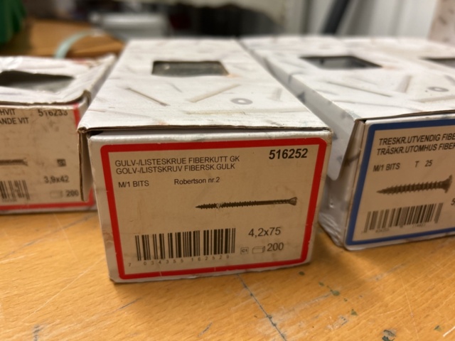 1378256-77 Blandat parti skruv och infästningsmaterial