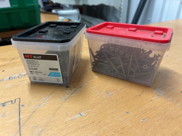 1378256-82 Blandat parti skruv och infästningsmaterial