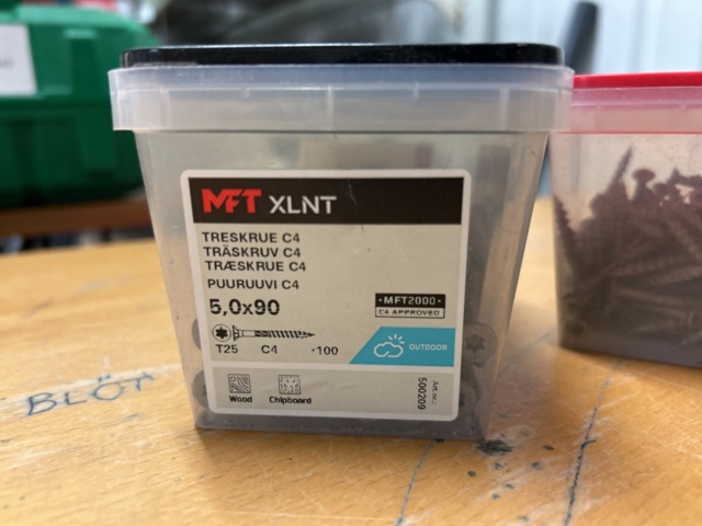 1378256-83 Blandat parti skruv och infästningsmaterial