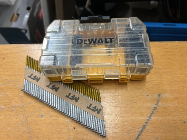 1378256-84 Blandat parti skruv och infästningsmaterial