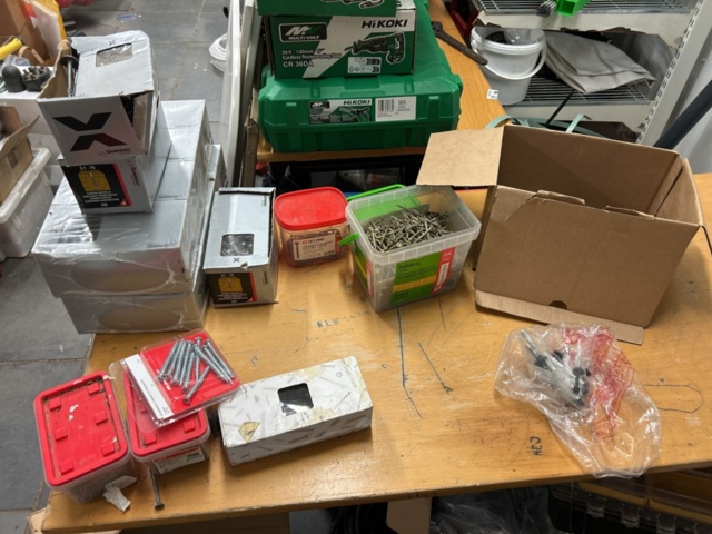 1378256-4 Blandat parti skruv och infästningsmaterial