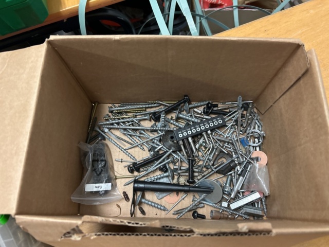 1378256-85 Blandat parti skruv och infästningsmaterial