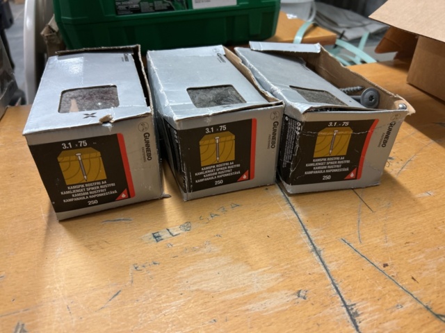 1378256-95 Blandat parti skruv och infästningsmaterial