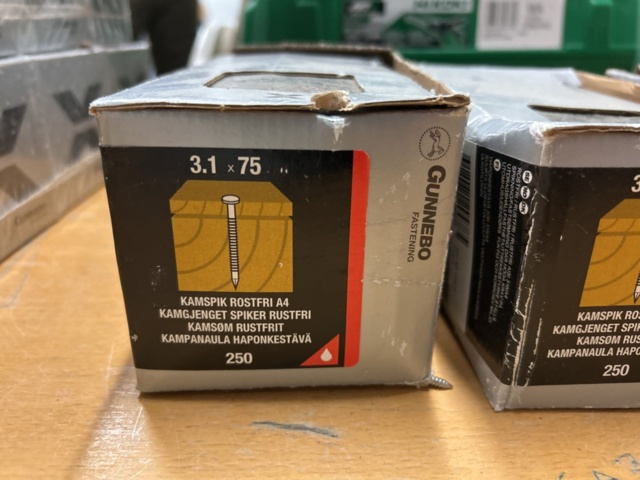 1378256-96 Blandat parti skruv och infästningsmaterial