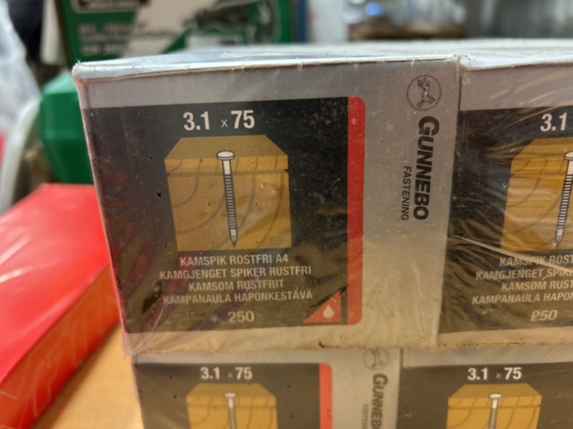 1378256-99 Blandat parti skruv och infästningsmaterial