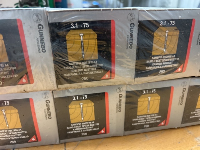 1378256-100 Blandat parti skruv och infästningsmaterial