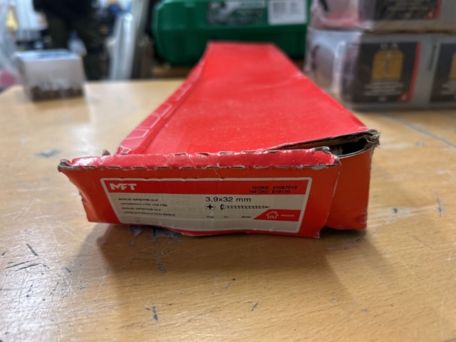 1378256-101 Blandat parti skruv och infästningsmaterial