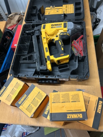 1378257-1 Spikpistol med spik – DeWalt DCN890