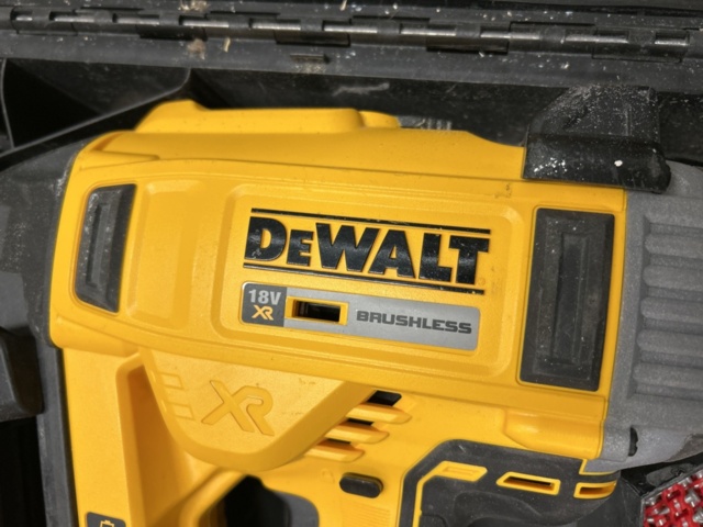 1378257-2 Spikpistol med spik – DeWalt DCN890