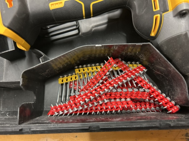 1378257-3 Spikpistol med spik – DeWalt DCN890