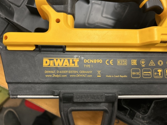 1378257-4 Spikpistol med spik – DeWalt DCN890