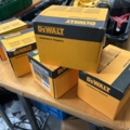 1378257-5 Spikpistol med spik – DeWalt DCN890