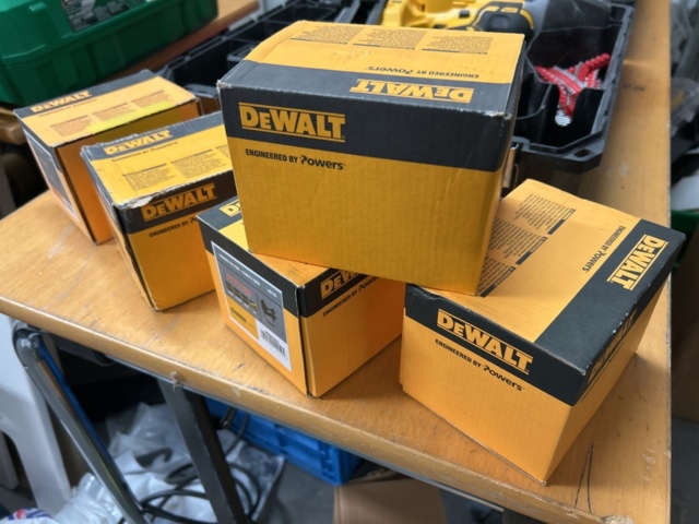 1378257-5 Spikpistol med spik – DeWalt DCN890
