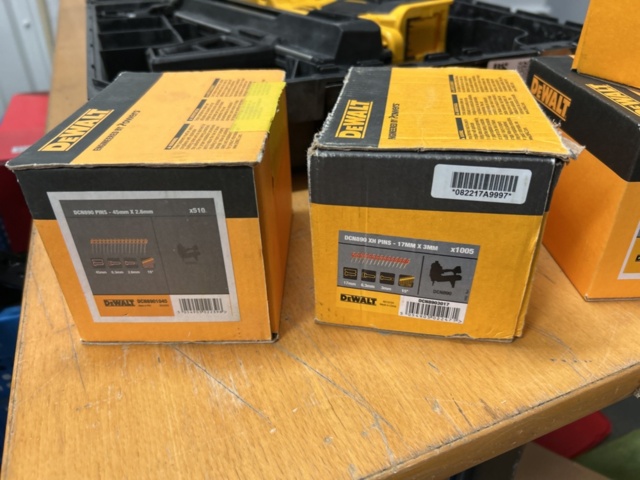 1378257-6 Spikpistol med spik – DeWalt DCN890