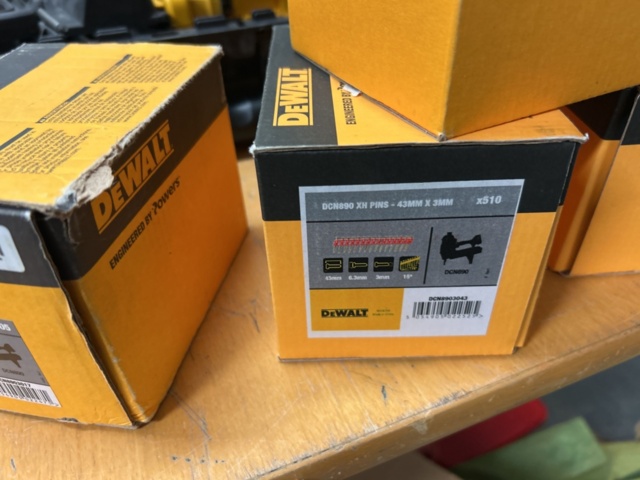 1378257-7 Spikpistol med spik – DeWalt DCN890