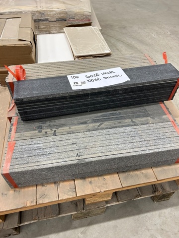 1343930-2 Svart 600x100x10 60st, vit kakel 400x200x88 100st