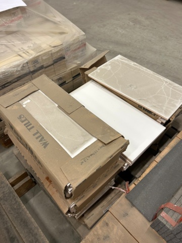 1343930-3 Svart 600x100x10 60st, vit kakel 400x200x88 100st