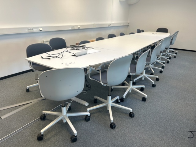 1368147-1 Konferensbord med konferensstolar 20 st - RBM