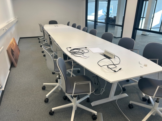 1368147-3 Konferensbord med konferensstolar 20 st - RBM