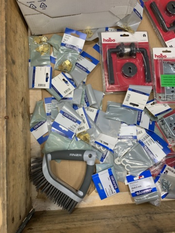 1432582-3 Låshus, handtag, tvåldispenser m.m.