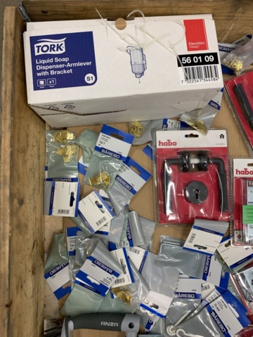 1432582-4 Låshus, handtag, tvåldispenser m.m.