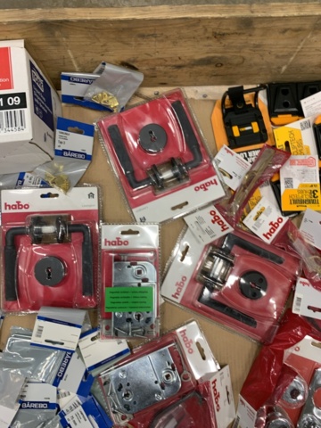 1432582-5 Låshus, handtag, tvåldispenser m.m.