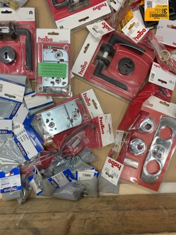 1432582-8 Låshus, handtag, tvåldispenser m.m.