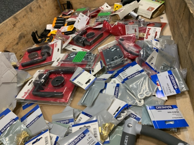 1432582-9 Låshus, handtag, tvåldispenser m.m.