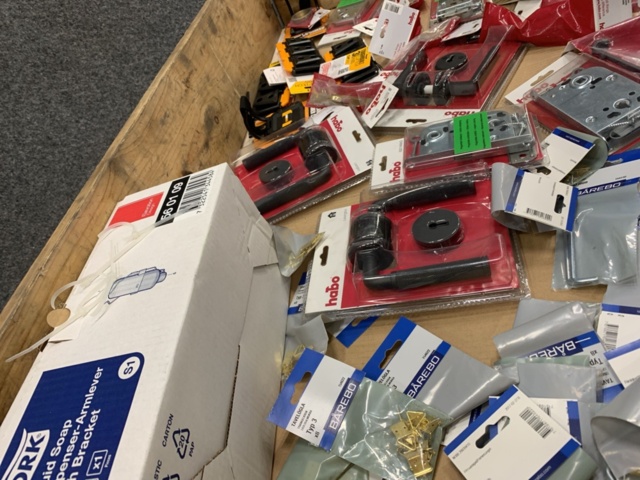 1432582-10 Låshus, handtag, tvåldispenser m.m.