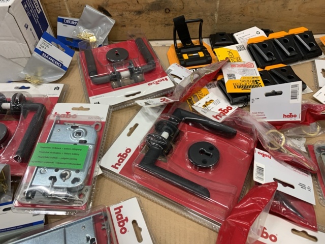 1432582-12 Låshus, handtag, tvåldispenser m.m.