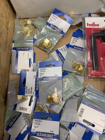 1432582-13 Låshus, handtag, tvåldispenser m.m.