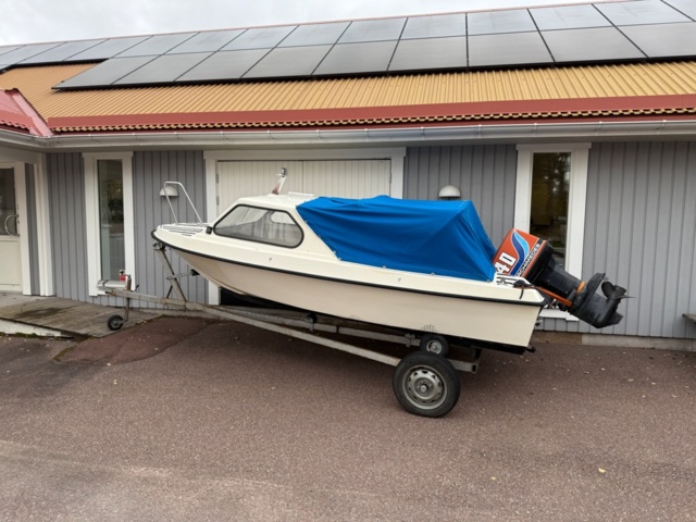 1352515-2 Ryds HT-båt med 40 hk Arcimedes utombordare och upptagningsvagn