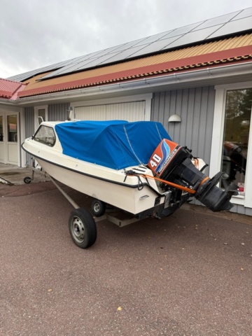 1352515-3 Ryds HT-båt med 40 hk Arcimedes utombordare och upptagningsvagn