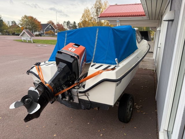 1352515-5 Ryds HT-båt med 40 hk Arcimedes utombordare och upptagningsvagn