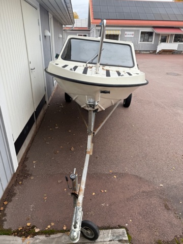 1352515-7 Ryds HT-båt med 40 hk Arcimedes utombordare och upptagningsvagn
