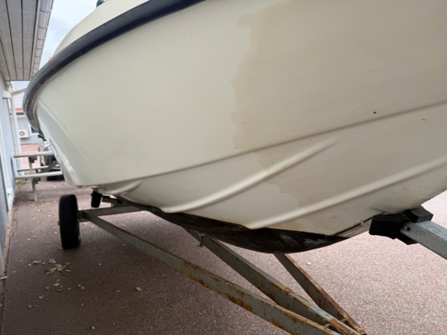 1352515-8 Ryds HT-båt med 40 hk Arcimedes utombordare och upptagningsvagn