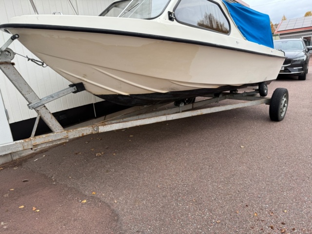 1352515-9 Ryds HT-båt med 40 hk Arcimedes utombordare och upptagningsvagn