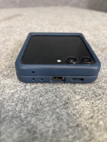 1420930-5 Samsung Galaxy Z Flip 5