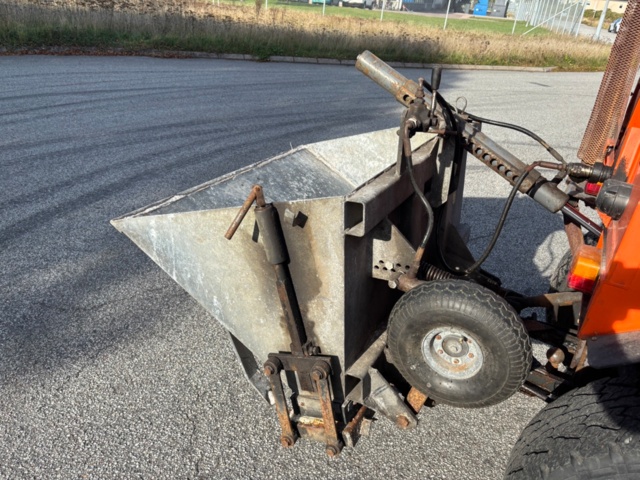 918897-18 Holder P70 - Snöblad, spridare, sopaggergat